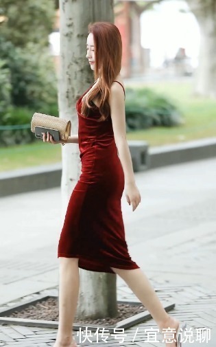 红色绸缎吊带长裙，展示姑娘独一无二的美，好气质这样就够了