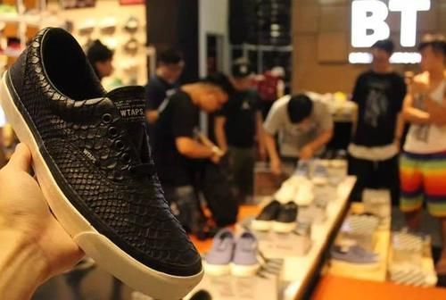 鞋盒|低门槛生意诞生,比炒鞋还赚钱?有人靠“塑料盒”,一年赚走千万