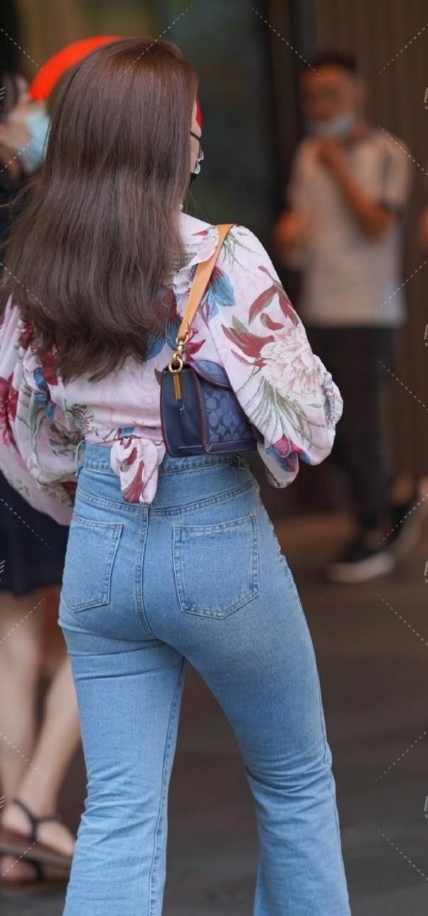 年青|牛仔裤穿出了复古文艺感，很是性感迷人，不经意间秀出三角区