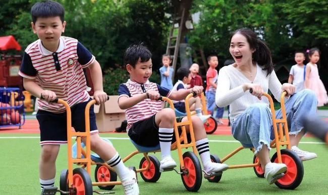 穿衣|90后辣妈给儿子开家长会,却因穿着惹争议,孩子尴尬抬不起头