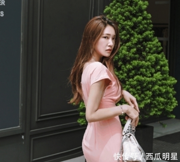 浅色|30岁辣妈浅色连衣裙,时尚优雅,绽放出辣妈独特风范