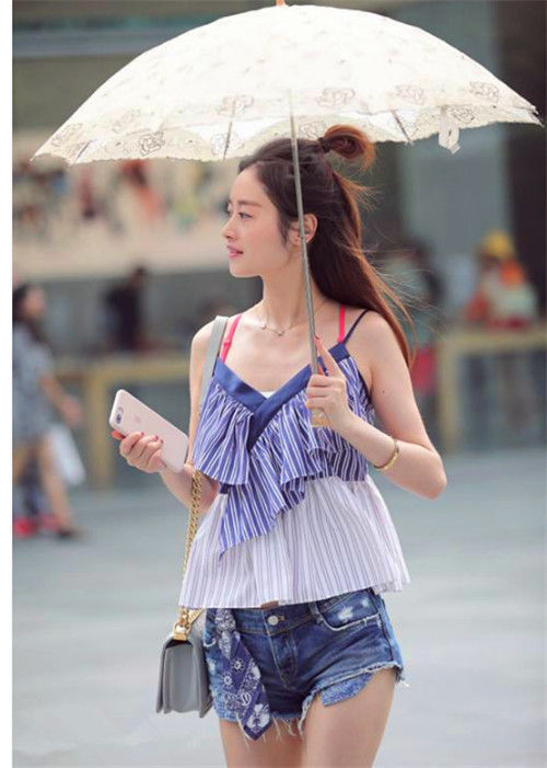 街拍气质美女穿白色镂空短裙,长发披肩,尽显苗条身姿