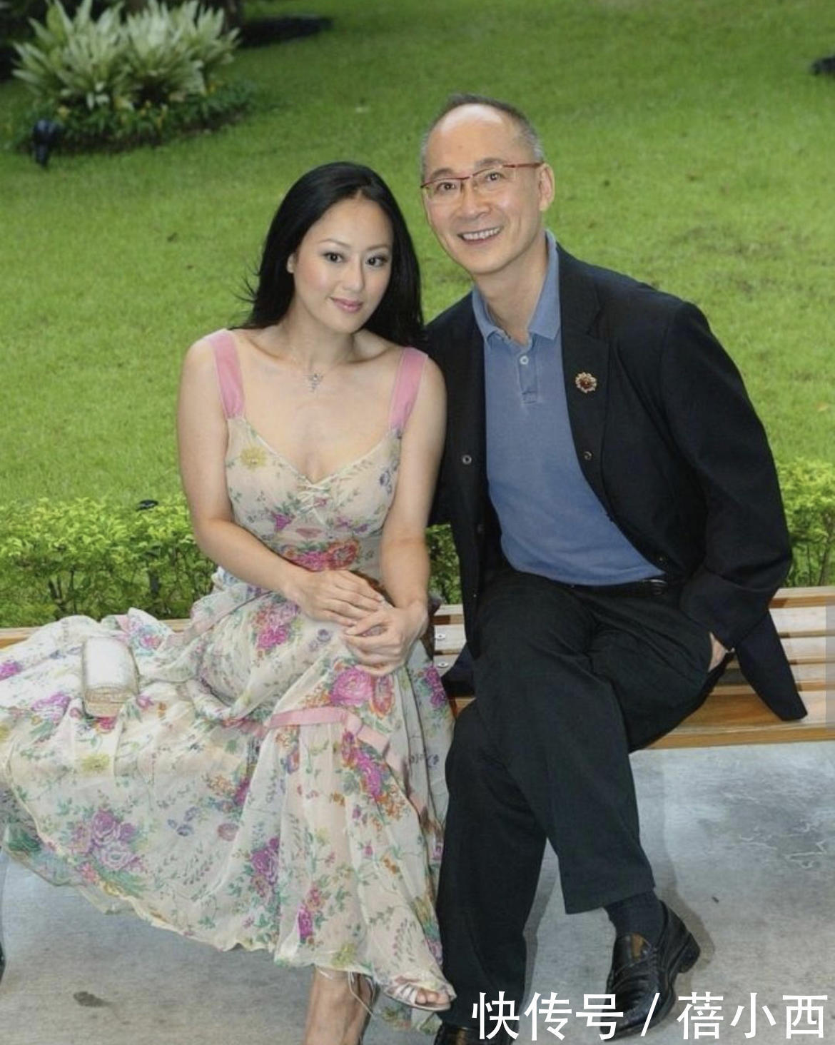 包臀裙|章小蕙的贵妇感无敌了,穿黑色吊带裙配皮衣性感霸气,美出国际范