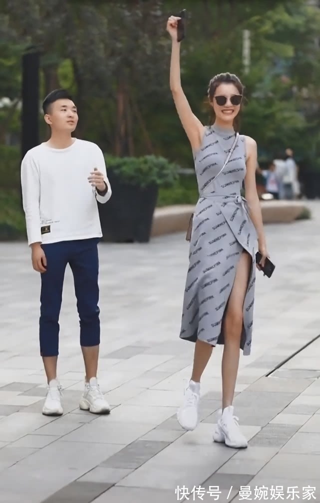 裙子|小姐姐的裙子有点意思左腿穿成1米7，右腿却像1米3，巨潮