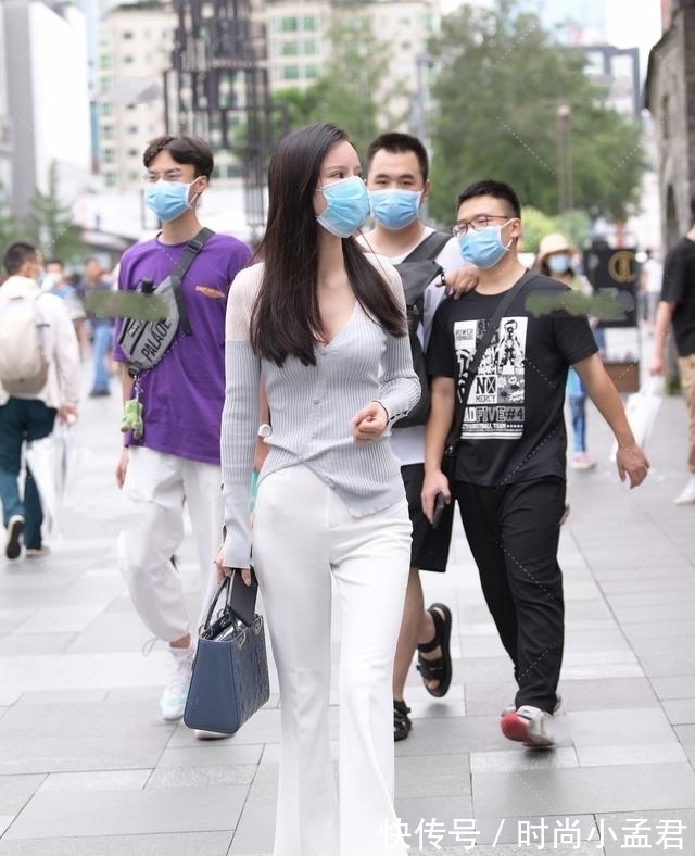 小姐姐 网纱拼接针织衫,搭配纯白喇叭裤,精致干练时尚霸气