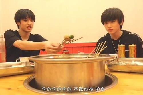 人员|团综路透:宋亚轩挑食,刘耀文撒娇哄他吃饭,工作人员称用词很甜