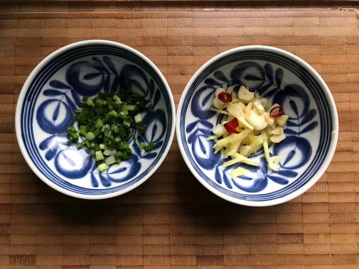 东北人都爱吃的一道菜，白菜腐皮炖五花肉，鲜美下饭真好吃