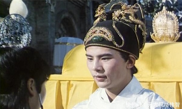 贾府|《红楼梦》中贾府的衰败,离不开此人,结识贾家他是有利可图?