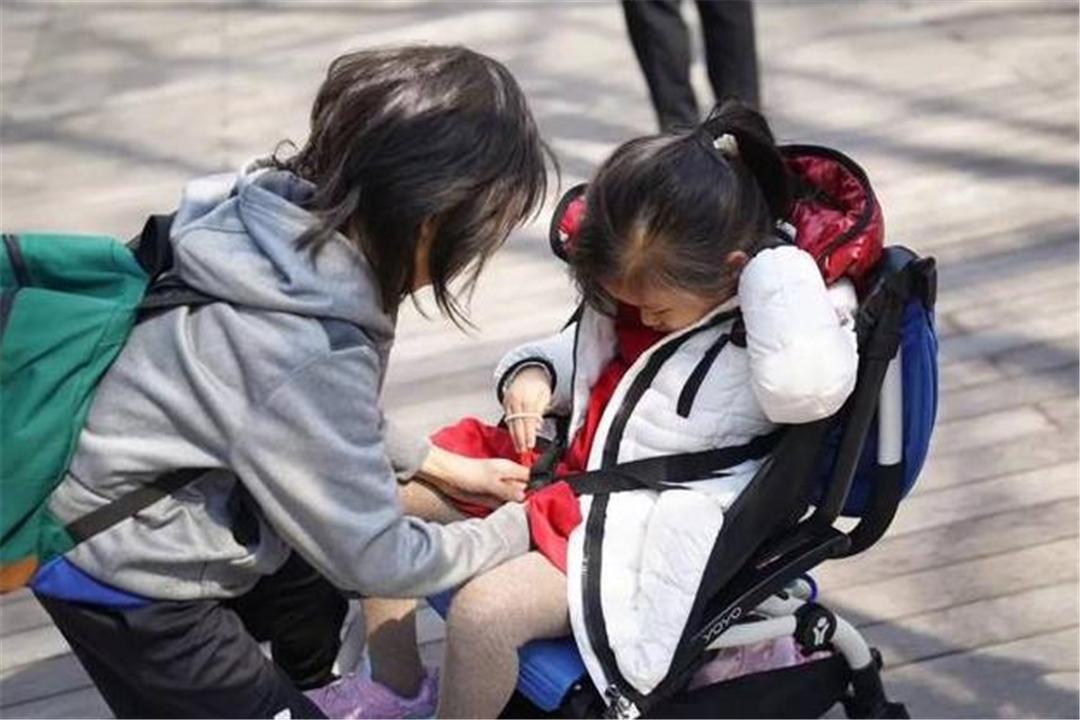 大宝|5岁女儿和爸爸商议把弟弟“卖掉”,爸爸听到理由后,哭笑不得