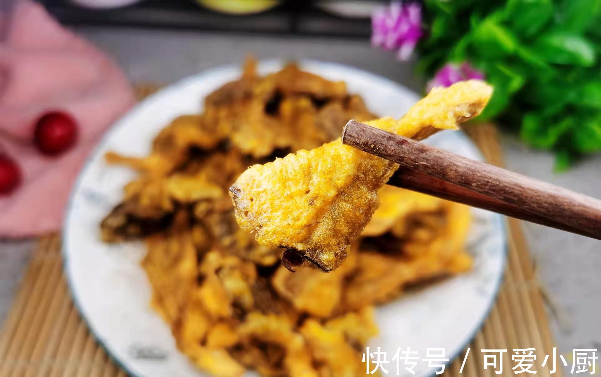炸平菇时，裹淀粉或面粉都不对！教你正确的做法，焦香酥脆不回软