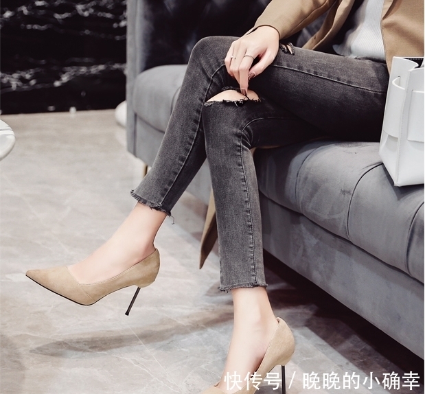 气质|细跟鞋丰富了视觉感,举手投足间极具美感!看起来既精致又美丽