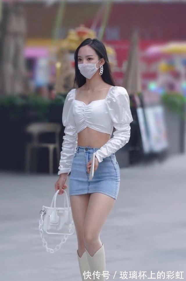 搭配 小姐姐人瘦但贵在曲线好,即便是如此清凉搭配,但魅力依旧给力