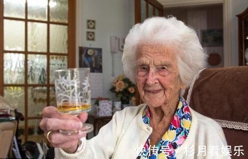 抽烟|113岁老人抽烟喝酒不运动,他说长寿很简单,只要坚持做1事