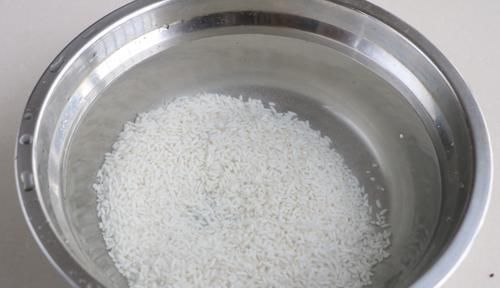 一斤饺子皮,半碗糯米,简单做成早餐,外脆里软,连吃3天吃不够