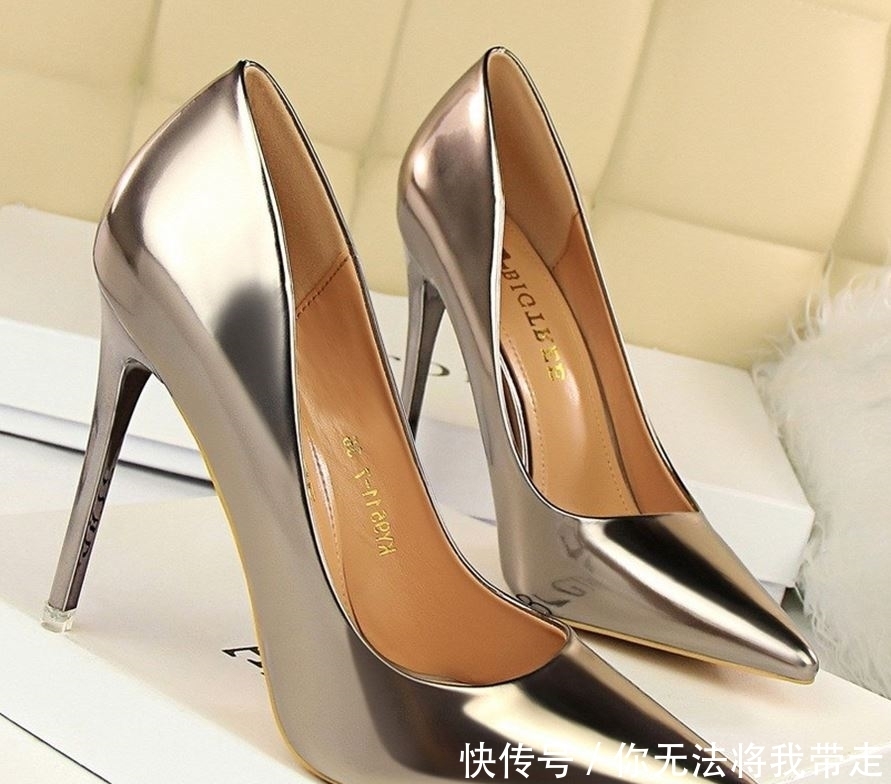 短靴女鞋|大年初一,小红穿这“欧式”高跟鞋,袅袅婷婷,一下子就把我迷倒