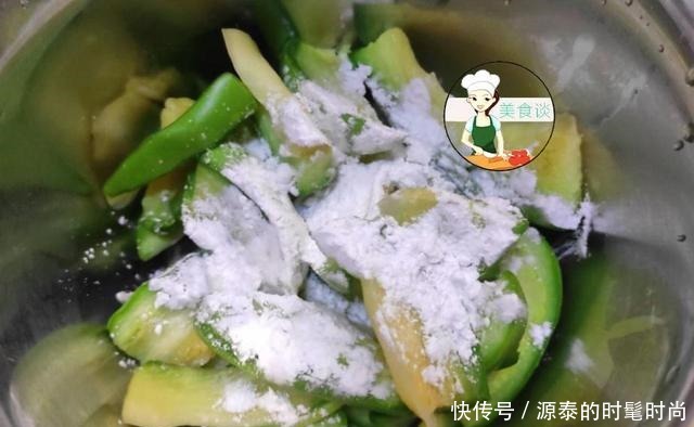 炒茄子时,直接下锅就错了,大厨教您一招,茄子香软,不油不发黑!