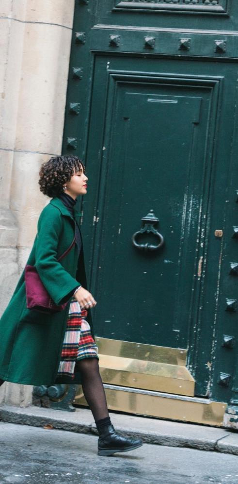 巴黎街头少女的冬季穿搭保暖又时髦!简约的款式搭配,精致又好看