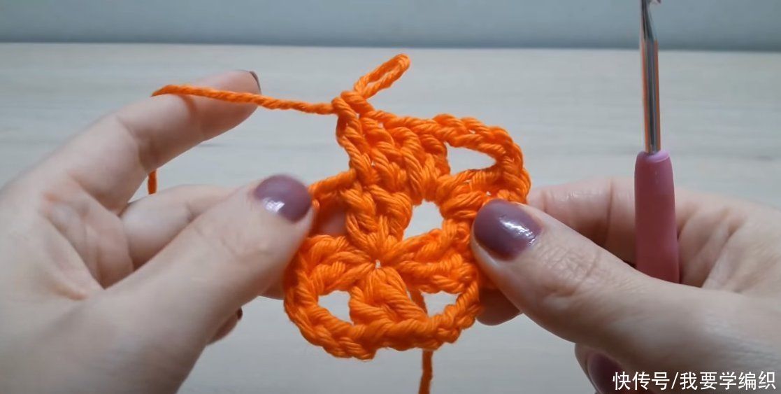  做成|清新简约的钩针方片，可当坐垫或做成抱枕，镂空条三角拼接片教程