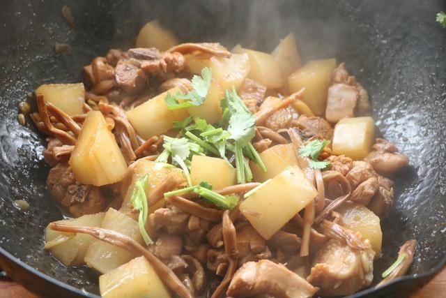 冬吃萝卜夏吃姜,加上3个鸡腿炖一锅,就是一道百吃不腻的好菜