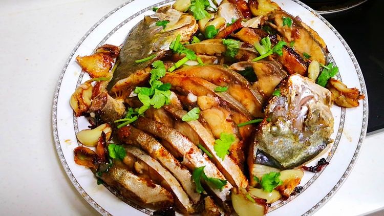 鲳鱼别做红烧了,教你秘制新吃法,比清蒸好吃,比红烧简单,香