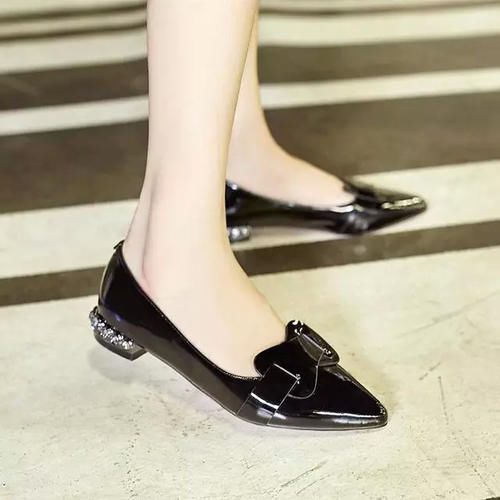 开春还在穿小白鞋？细高跟都out了，现在流行这几款