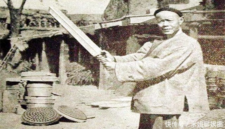 砍头|为何古代刽子在砍头之前会往刀上喷一口酒？