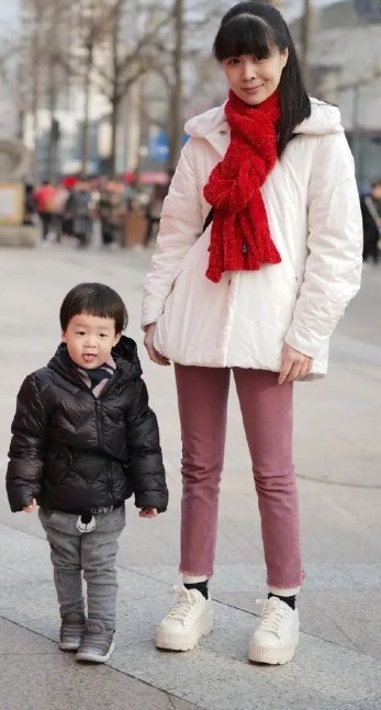 搭配|女人当妈后,别总用大衣配打底裤,学下面辣妈这样穿,减龄显气质