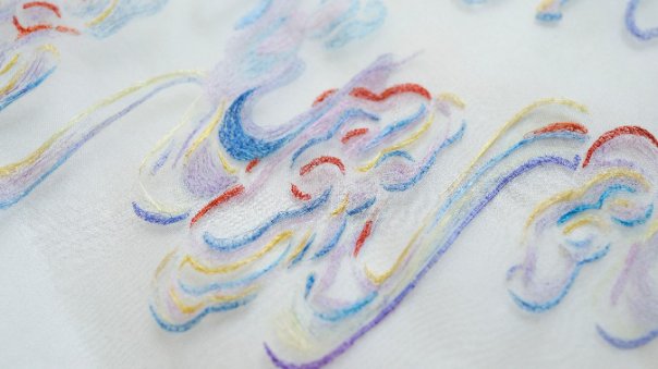 汉族@惊艳!“寸锦寸金”的云锦、“玲珑五色”的苏绣等非遗技艺碰撞现代设计,“国风”大展在东华大学开幕