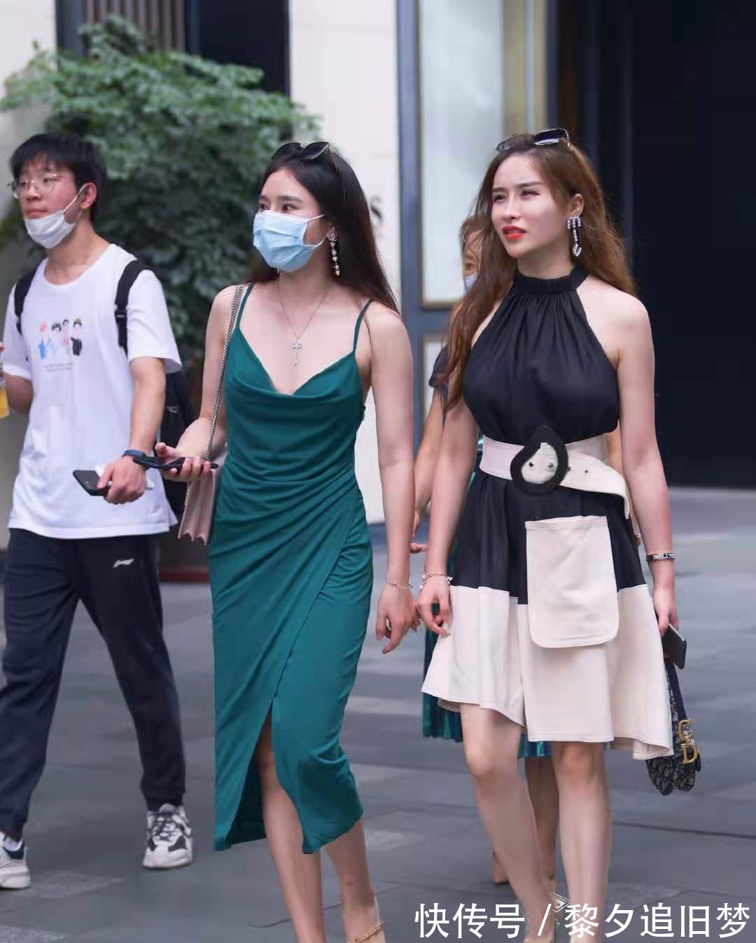 vivian 夏季不会穿连衣裙看看这两位小姐姐的穿搭，清爽干净又显气质