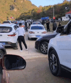 |搞笑GIF:大哥你这样拿蛋糕回去会不会被打