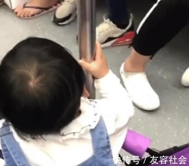 宝爸|在地铁上,宝宝直视一个人有15分钟,妈妈一看忍不住笑