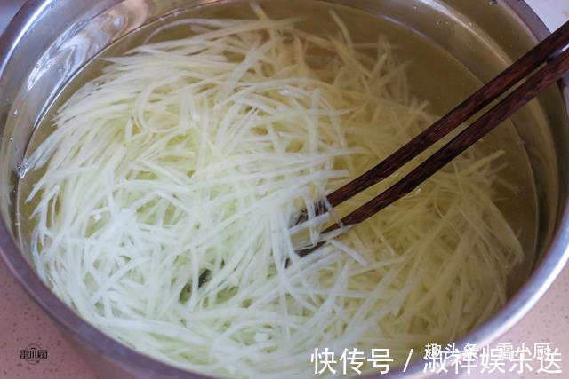 凉拌土豆丝,直接焯水就错了,记住这3点,土豆丝清脆爽口不发黑
