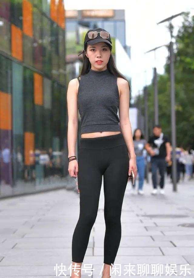 衬衫裤|深蓝色挂脖长袖上衣搭配白色牛仔裤,设计感十足,突出女神气质