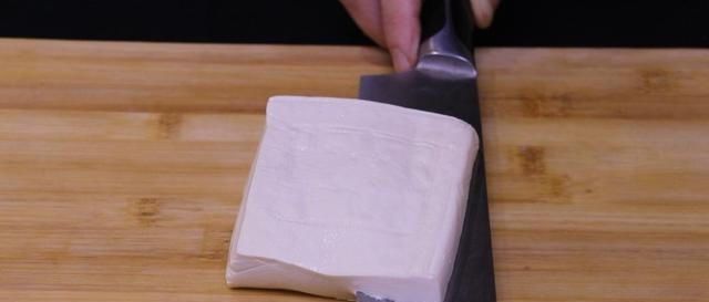 在家想吃铁板豆腐，没有铁板用平底锅做，香辣入味，开胃又下饭