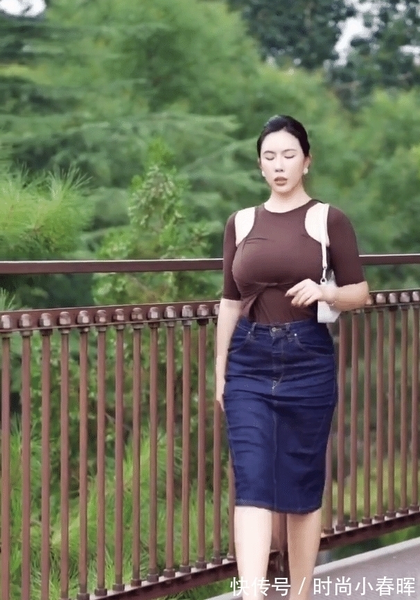 高跟鞋 半身牛仔裤经典百搭,微胖美女穿了,也肥而不腻