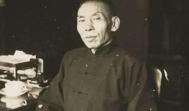 杜月笙老婆扔了五块钱,说,这个人要是捡了,我们以后就不用他了