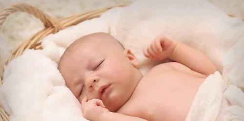 睡眠时间|出生一个星期的新生儿还不睁眼,爸妈急忙送医,检查后医生乐了