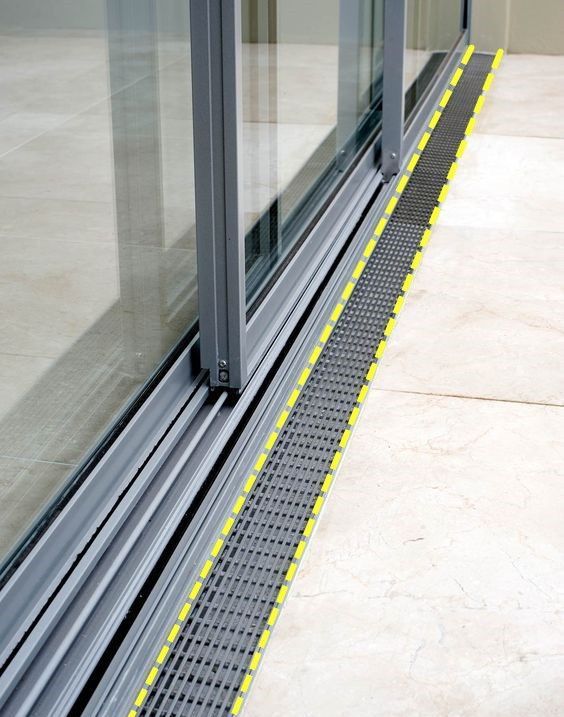 积水|物业不让封阳台，他把排水槽跟阳台门轨道合二为一，好看还不积水