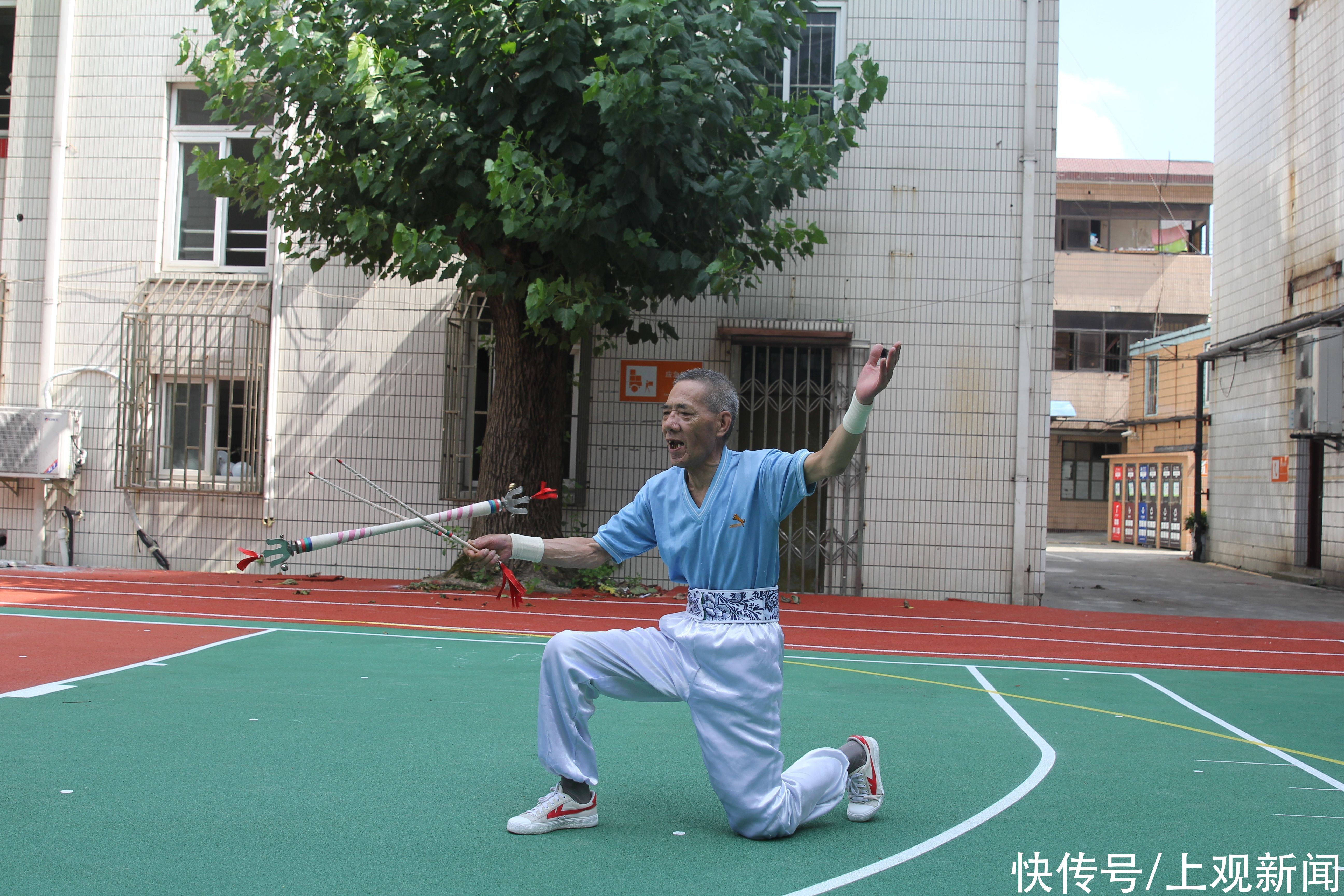  视频|视频丨打了一辈子花棍，这位七旬老人带着娃娃们摘得了全国性的“非遗进校园”奖项