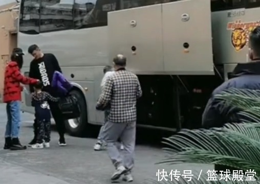 九九|看哭了!出征前九九抱紧周鹏,周鹏多次回首,威姆斯赵睿暖心安慰