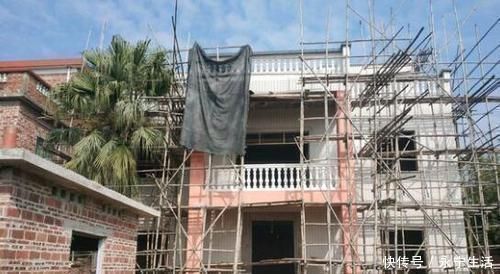 邻居们|打工仔回农村18万建房、8万装修，12米宽的大门被邻居们指指点点