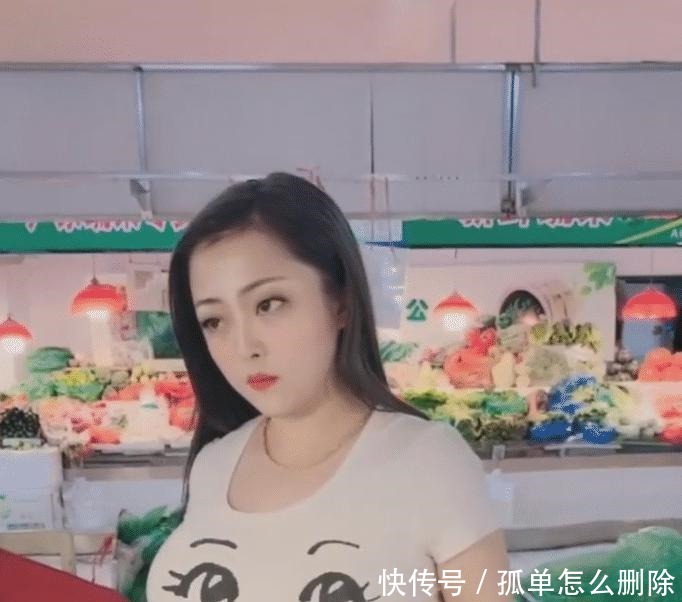 菜市场买胡萝卜的美女, 看起来好贤惠！