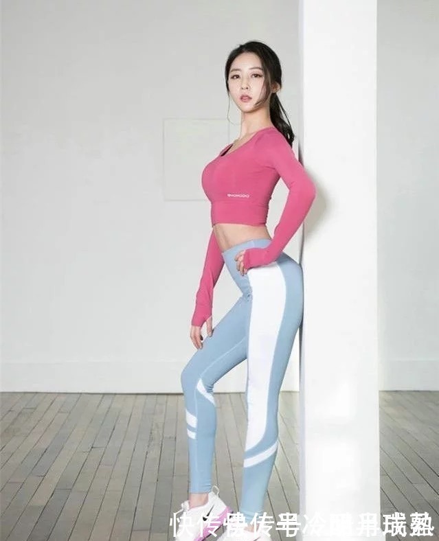 白色打底裤的美女,随便摆拍尽显洒脱与不羁