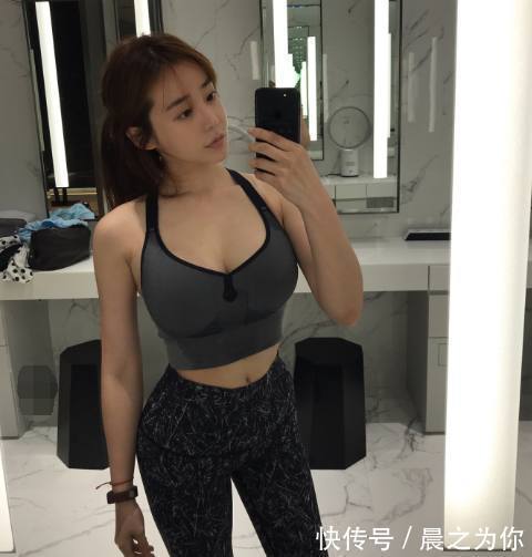 紧身 身材苗条的打底裤美女,尽显女神的风范,显得女人味十足