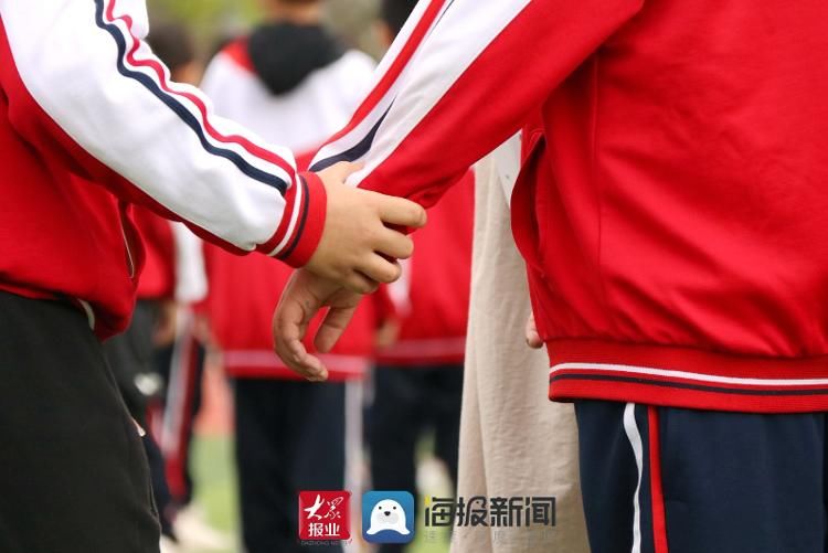 拐杖兄弟|“拐杖兄弟”——日照9岁男孩暖心帮助同学三年！