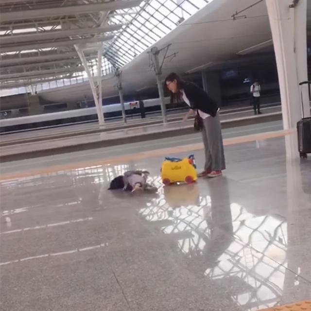 小情绪|“倔强母子”火了,大街上间隔三米僵持许久,网友:谁也不服谁