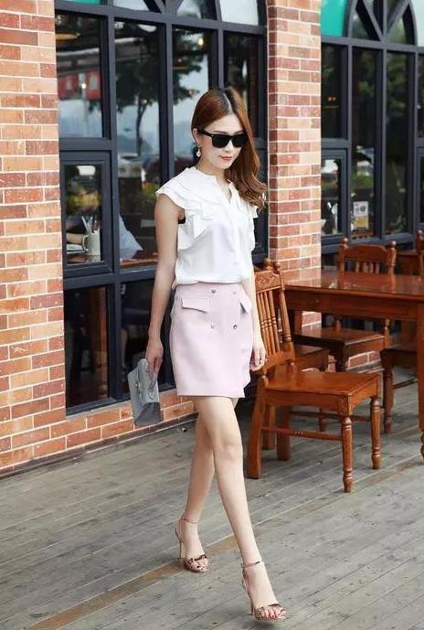 街拍:闭月羞花的小美女,短袖配粉色短裙,时尚靓丽气质