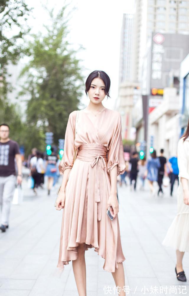 腿肚|连衣裙搭配尖头细跟鞋,是强强联手的组合,修饰身材还提升气质