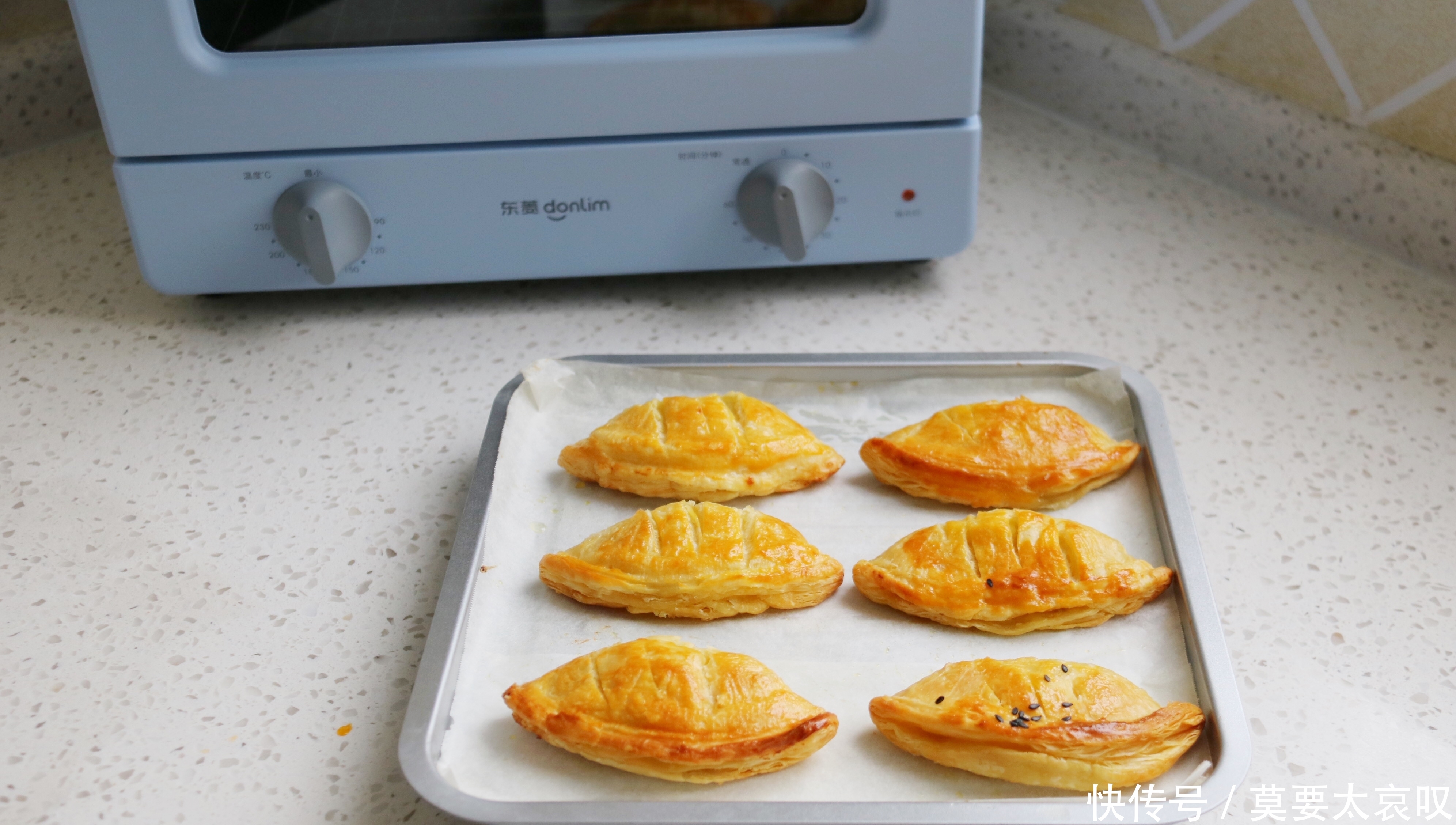 春天爱吃酥皮点心,手不沾面3分钟做1盘,金黄诱人,层层香酥掉渣