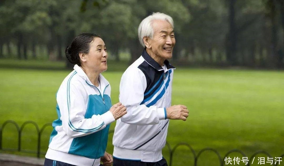 炒菜|50多歲夫妻,雙雙患上骨質疏松,醫生提醒:炒菜時1種調料要少放